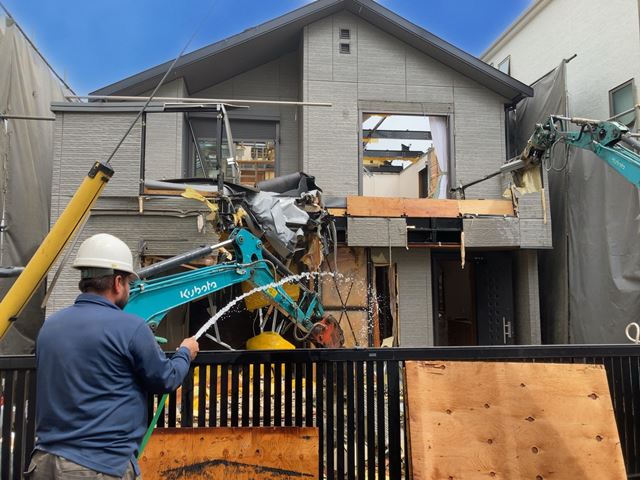軽量鉄骨造２階建て家屋解体工事(神奈川県川崎市中原区井田)中の様子です。